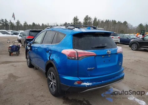2017 Toyota Rav4 Xle z USA, uszkodzony, nr VIN JTMRFREV8HJ108192